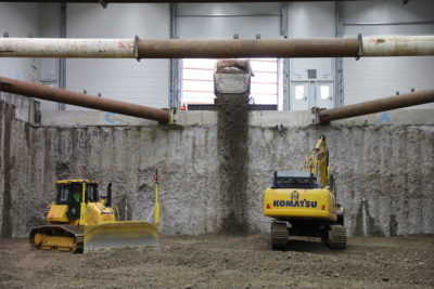 Sauberes Erdmaterial wird von einem LKW in das Baufeld Süd abgekippt; Quelle: Pressefoto Roche