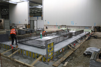 Im Baufeld Süd und innerhalb der Logistikhalle finden Bewehrungs- und Schalungsarbeiten für die drei Schleusensysteme statt. Quelle: Pressefoto Roche.